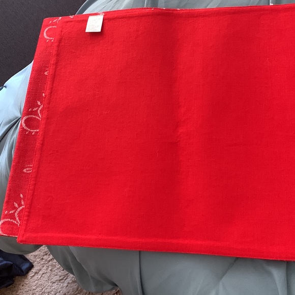 HEART TABLE RUNNER - Picture 2 of 3